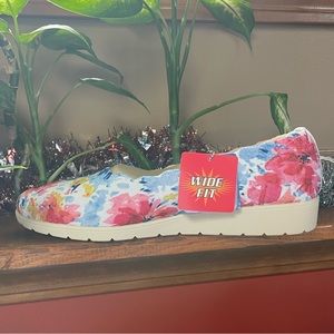 SKECHERS CLEO FLEX WEDGE. FLORESSENCE/PINK MULTI. SIZE 11 WIDE.